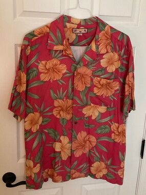 HAWAIIAN SHIRT. MEN’s XL.  V Good Condition.  Vibrant colors, very comfortable !